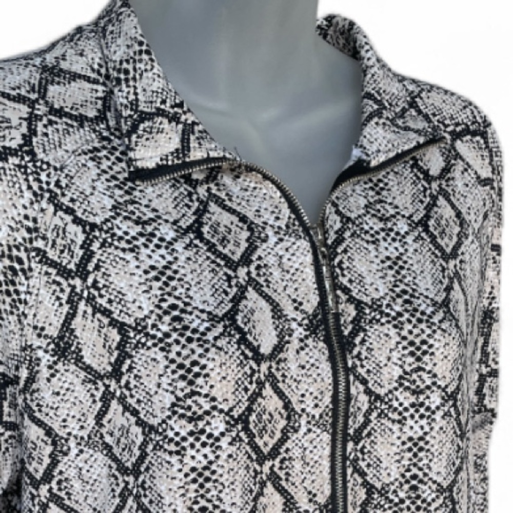 Lulu -B snake skin 1/4 zip slip over shirt jacket size medium